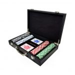 ΞΥΛΙΝΗ ΒΑΛΙΤΣΑ SUPERGIFTS ΜΕ 200 ΜΑΡΚΕΣ DICE 11,5 GR & 2 ΤΡΑΠΟΥΛΕΣ ΧΑΡΤΙΝΕΣ