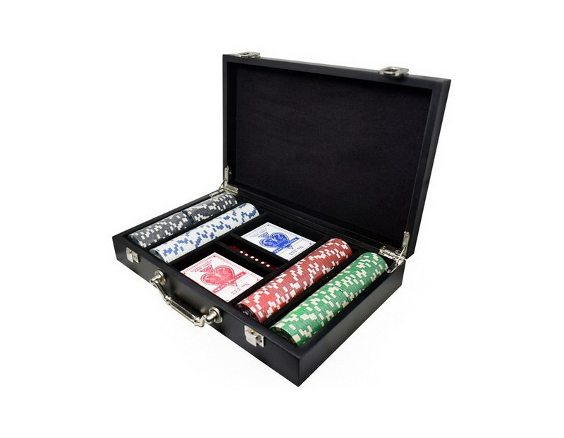 372 ΞΥΛΙΝΗ ΒΑΛΙΤΣΑ SUPERGIFTS ΜΕ 200 ΜΑΡΚΕΣ DICE 11,5 GR & 2 ΤΡΑΠΟΥΛΕΣ ΧΑΡΤΙΝΕΣ - Image 1