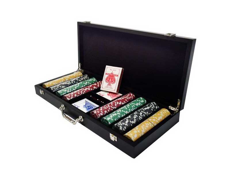 381 ΞΥΛΙΝΗ ΒΑΛΙΤΣΑ SUPERGIFTS ΜΕ 400 ΜΑΡΚΕΣ DICE 11,5 GR & 2 ΤΡΑΠΟΥΛΕΣ ΧΑΡΤΙΝΕΣ - Image 1