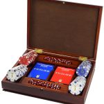 SAPELLY ΞΥΛΙΝΗ ΚΑΣΕΤΙΝΑ ΜΕ 100 ΜΑΡΚΕΣ CLUB POKER SUPERGIFTS 12gr ΜΕ ΑΞΙΑ & 2 ΤΡΑΠΟΥΛΕΣ ΧΑΡΤΙΝΕΣ DAL NEGRO