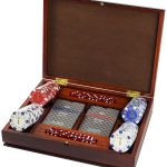 SAPELLY ΞΥΛΙΝΗ ΚΑΣΕΤΙΝΑ ΜΕ 100 ΜΑΡΚΕΣ CLUB POKER SUPERGIFTS 12gr ΜΕ ΑΞΙΑ & 2 ΤΡΑΠΟΥΛΕΣ ΠΛΑΣΤΙΚΕΣ DAL NEGRO